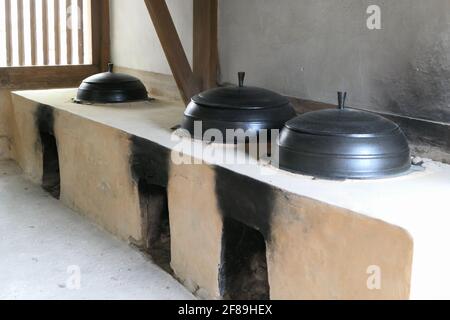 Cuisine coréenne ancienne avec pots en fer noir Banque D'Images