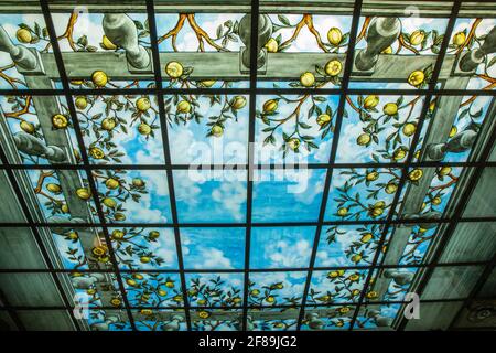 Florence, Italie. Plafond en vitraux complexe à l'hôtel Villa Olmi. Il est divisé en plusieurs panneaux de couverture de lumière contigus. (Pour éditorial Banque D'Images