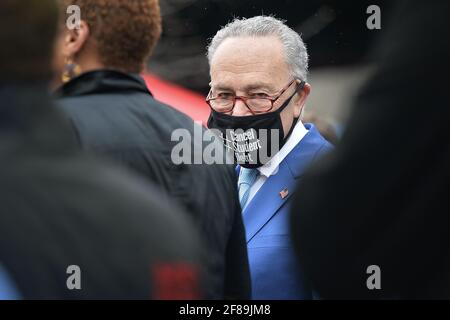 New York, États-Unis. 12 avril 2021. Le sénateur Charles Schumer assiste à une conférence de presse où lui et la députée Alexandra Ocasio-Cortez annoncent conjointement le lancement de la ligne directe de la Federal Emergency Management Administration (FEMA) pour aider à payer les frais funéraires et d'enterrement des familles qui ont perdu des parents à la COVID-19, dans le quartier Queens de New York, NY, 12 avril 2021. Les familles peuvent demander jusqu'à 9,000 $ de secours pour payer ou être remboursées pour les frais funéraires. (Photo par Anthony Behar/Sipa USA) crédit: SIPA USA/Alay Live News Banque D'Images