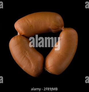 Trois saucisses de sirloin bouillies, sur fond noir isolé Banque D'Images