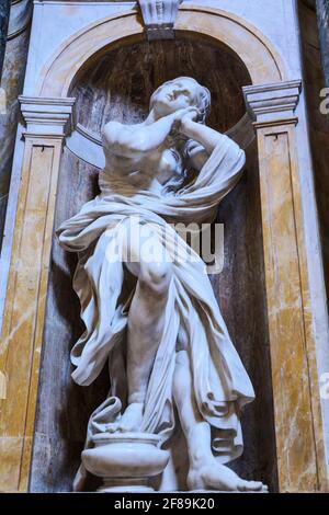 Sienne, Italie. Statue de Marie-Madeleine par Bernini dans la chapelle Chigi de la cathédrale Santa Maria Assunta. (À usage éditorial uniquement) Banque D'Images
