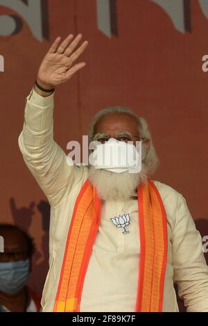 Barasat, Inde. 12 avril 2021. BARASAT, INDE - AVRIL 12 : le Premier ministre Narendra Modi fait des gestes lors du rassemblement lors d'un rassemblement public pour l'élection de l'Assemblée du Bengale occidental à Barasat le 12 avril 2021 à Parganas, dans le nord du 24. (Photo de Samir Jana/Hindustan Times/Sipa USA) crédit: SIPA USA/Alay Live News Banque D'Images