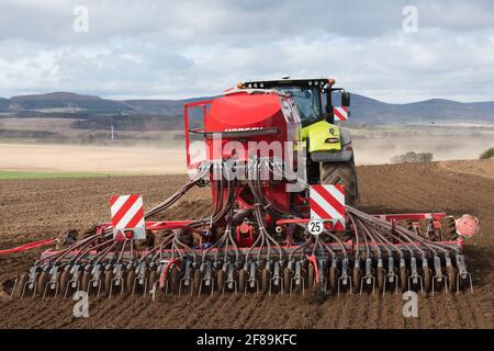 Vue arrière détaillée d'un disque CC Horsch Pronto Semoir semis semis de semences dans un champ au printemps Banque D'Images