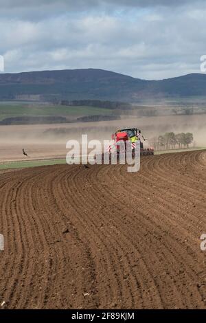 Un semoir à disque semis d'orge dans la campagne de l'Aberdeenshire Un après-midi venteux Banque D'Images