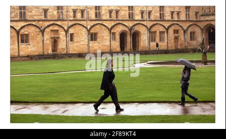 Bilawal Bhutto Zardari traverse un quadrilatère au Christ Church College d'Oxford, dans le sud de l'Angleterre le 11 janvier 2008. Le fils de Benazir Bhutto, chef de l'opposition pakistanaise assassiné, et maintenant président du Parti populaire pakistanais, commence un nouveau mandat d'étudiant de premier cycle à l'Université d'Oxford. pic David Sandison Banque D'Images