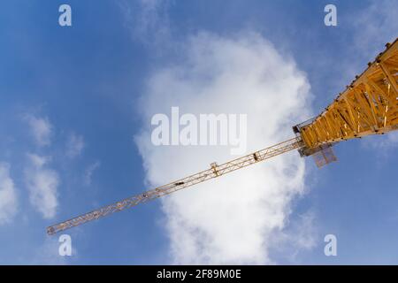 Grue de construction de tour contre le ciel bleu. Grande grue de construction jaune Banque D'Images