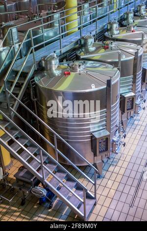 Montalcino, Toscane, Italie. Vins dans la cave de vinification Altesino. (À usage éditorial uniquement) Banque D'Images