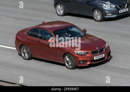 2018 BMW 218i M Sport orange, coupé essence 1499cc ; conduite sur l'autoroute M6 près de Preston dans Lancashire, Royaume-Uni. Banque D'Images