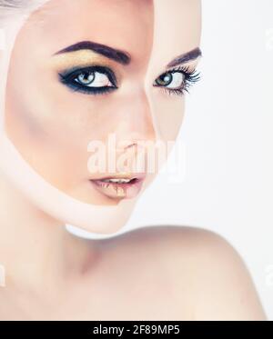 la moitié a fait face à la femme avec le maquillage créatif comme avant de prendre le soleil et après isolement sur blanc Banque D'Images