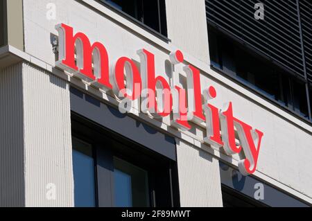 Rotkreuz, Zug, Suisse - 28 mars 2021 : la compagnie de partage de voitures Mobility signe accroché à un bâtiment à Rotkreuz, Suisse. Groupe de partage de mobilité Banque D'Images