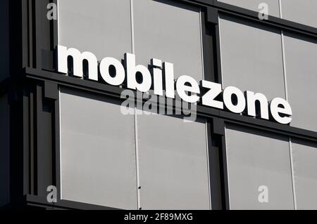 Rotkreuz, Suisse - 28 mars 2021 : panneau Mobilezone AG accroché au siège de Rotkreuz, Suisse. Mobilezone est le leadi Banque D'Images