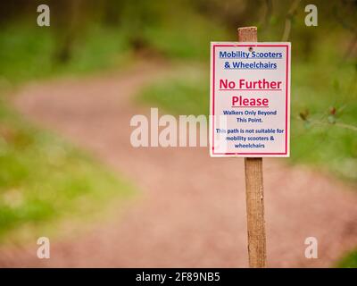 Un panneau marquant un chemin inaccessible aux scooters de mobilité fauteuils roulants à la promenade bluebell à Bates Green Farm à Arlington, East Sussex, Royaume-Uni Banque D'Images