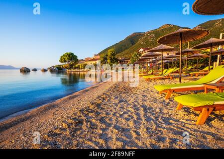 Lefkada, Grèce. Nikiana plage au lever du soleil, mer Ionienne. Banque D'Images