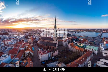 Vue panoramique aérienne sur le centre histirique de Riga, quai de la rivière Daugava. Site d'intérêt célèbre - St. La tour de l'église de Pierre et l'église de la cathédrale du dôme de la ville, O Banque D'Images