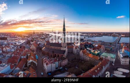 Vue panoramique aérienne sur le centre histirique de Riga, quai de la rivière Daugava. Site d'intérêt célèbre - St. La tour de l'église de Pierre et l'église de la cathédrale du dôme de la ville, O Banque D'Images
