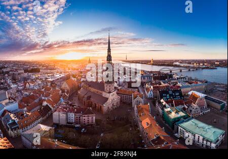 Vue panoramique aérienne sur le centre histirique de Riga, quai de la rivière Daugava. Site d'intérêt célèbre - St. La tour de l'église de Pierre et l'église de la cathédrale du dôme de la ville, O Banque D'Images