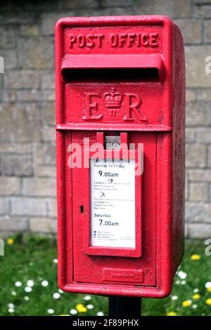 2021 avril - boîte postale rouge britannique Banque D'Images