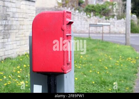 2021 avril - boîte postale rouge britannique Banque D'Images