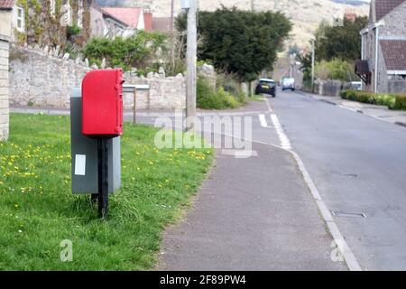 2021 avril - boîte postale rouge britannique Banque D'Images