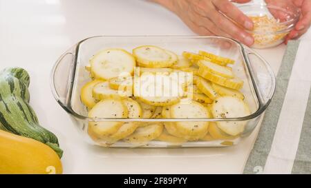 Tranches de courgettes avec assaisonnement à l'ail et poivre noir. Recette de courgettes à bas glucides facile à cheesy. Les tranches de courgettes sont rapprochées Banque D'Images