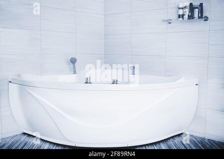 Grande salle de bains triangulaire dans la maison. Dispositif sanitaire pour prendre une douche et laver une personne. Banque D'Images