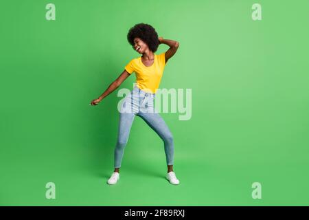 Pleine longueur de la photo de taille de corps de danse trop joyeuse de la dépense de fille temps libre de détente isolé sur fond vert clair Banque D'Images