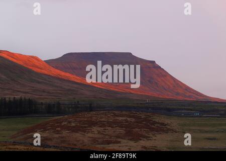 La montagne Ingleborough et l'un des trois sommets de la Parc national de Yorkshire Dales Banque D'Images