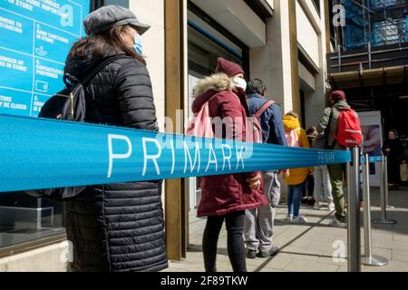 12 avril 2021, les shoppers font la queue devant un magasin Primark suite à l'assouplissement des restrictions Covid du gouvernement britannique qui permet aux magasins de détail non essentiels en Angleterre de rouvrir. Des files d'attente se sont formées à l'extérieur de nombreux magasins populaires, les magasins ayant accueilli les clients après plusieurs mois de fermeture. Londres, Royaume-Uni Banque D'Images