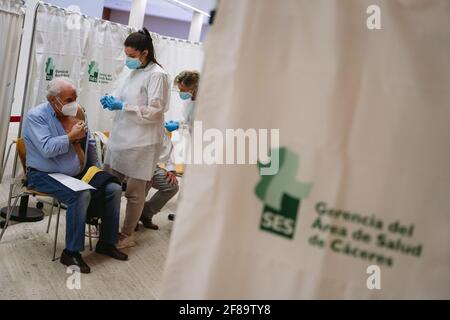 Un agent de santé est sur le point d'administrer une dose du vaccin AstraZeneca contre le coronavirus à un homme âgé.UNE campagne est préparée au Palacio de Congresos de Cáceres pour vacciner plus de 2000 personnes par jour contre le Covid19 (coronavirus). Banque D'Images