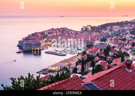 Dubrovnik, Croatie. Vue panoramique sur la ville fortifiée au coucher du soleil. Banque D'Images