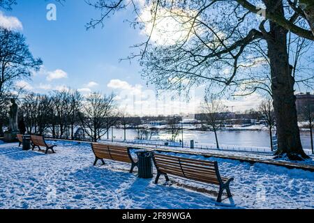 vue du rempart enneigé à la digue, weser et l'île de werdersee lors d'une chaude journée d'hiver ensoleillée à brême Banque D'Images