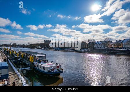 Vue de la passerelle à la rivière weser avec quelques bateaux et teerhof dans la lumière du soleil à brême en hiver Banque D'Images