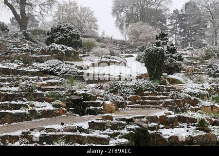 Tôt le matin, neige au Rock Garden, RHS Garden Wisley, Woking, Surrey, Angleterre, Grande-Bretagne, Royaume-Uni, Royaume-Uni, Europe Banque D'Images