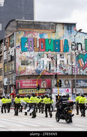 La police colombienne est bien équipée pendant la manifestation à Bogota, en Colombie Banque D'Images