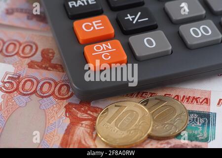 Rouble russe billets et Calculatrice. Close up. Banque D'Images