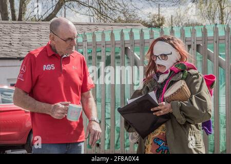 Thorney Mill Road, Londres, Royaume-Uni. 12 avril 2021. Les activistes de la campagne STOP-HS2 se réunissent aux portes d'Ashville Aggregates Ltd, un fournisseur de HS2. Ils arrêtent le transit des camions Aggregates d'Ashville, afin de convaincre le gestionnaire de se flétrissez de la collaboration avec la compagnie de rames HS2 écocide présumée. Aujourd'hui, dans la matinée, un autre fournisseur, Powerday, a accepté de rencontrer les activistes d'ici avril 14. Sabrina Merolla/Alamy Banque D'Images