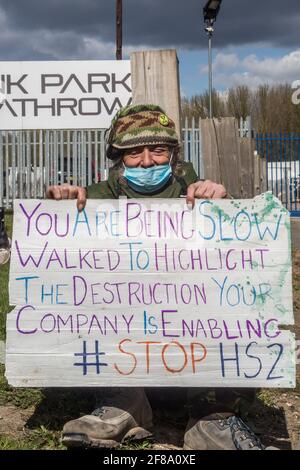 Thorney Mill Road, Londres, Royaume-Uni. 12 avril 2021. Les activistes de la campagne STOP-HS2 se réunissent aux portes d'Ashville Aggregates Ltd, un fournisseur de HS2. Ils arrêtent le transit des camions Aggregates d'Ashville, afin de convaincre le gestionnaire de se flétrissez de la collaboration avec la compagnie de rames HS2 écocide présumée. Aujourd'hui, dans la matinée, un autre fournisseur, Powerday, a accepté de rencontrer les activistes d'ici avril 14. Sabrina Merolla/Alamy Banque D'Images