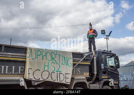 Thorney Mill Road, Londres, Royaume-Uni. 12 avril 2021. Les activistes de la campagne STOP-HS2 se réunissent aux portes d'Ashville Aggregates Ltd, un fournisseur de HS2. Ils arrêtent le transit des camions Aggregates d'Ashville, afin de convaincre le gestionnaire de se flétrissez de la collaboration avec la compagnie de rames HS2 écocide présumée. Aujourd'hui, dans la matinée, un autre fournisseur, Powerday, a accepté de rencontrer les activistes d'ici avril 14. Sabrina Merolla/Alamy Banque D'Images