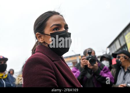 Alexandria Ocasio-Cortez (D-NY) dévoile la ligne d'assistance funéraire de la FEMA dans le quartier Corona de Queens à New York. 12 avril 2021 Banque D'Images