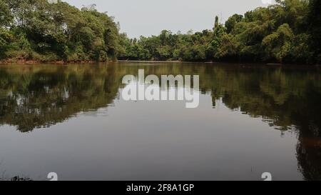 Belle vue du ciel se reflétant sur la rivière Kalu gaga avec des arbres sur la rive de la rivière à Kalutara, sri lanka Banque D'Images