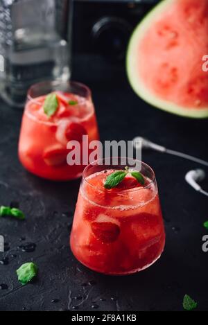 Deux verres de melon d'eau et de cocktail de fraise sur béton foncé arrière-plan Banque D'Images