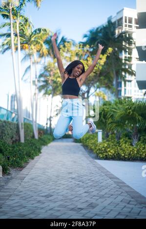 Une jeune femme afro-américaine qui saugne pour la joie à l'extérieur Banque D'Images