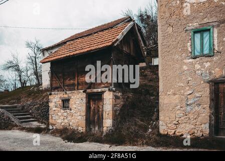 Ancienne maison en ruines dans le village européen Banque D'Images