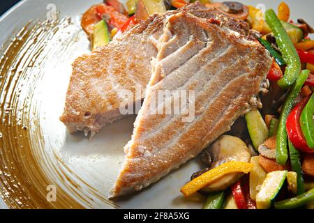 steak de thon grillé avec légumes sur une assiette Banque D'Images