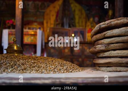 Zanskar, Inde. Grains et pain à l'intérieur du monastère bouddhiste tibétain Banque D'Images