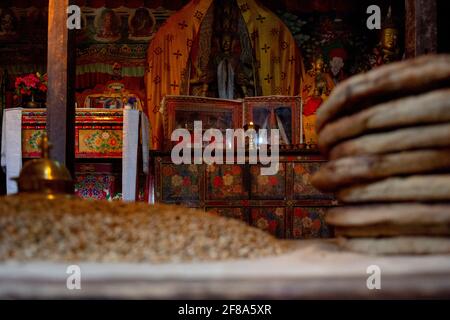 Zanskar, Inde. Grains et pain à l'intérieur du monastère bouddhiste tibétain Banque D'Images