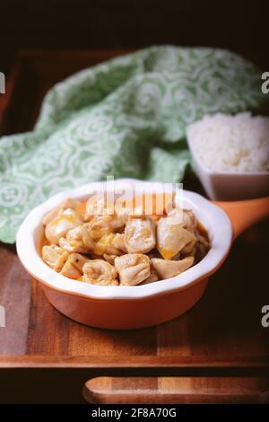 Dose verticale de poulet au curry dans un petit bol Banque D'Images
