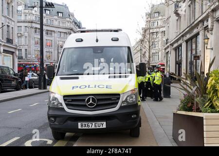 Londres 12 avril 2021: La police répond aux militants de Peta protestant devant un magasin « Canada Goose » contre la cruauté envers les animaux à Regent Street, au Royaume-Uni Banque D'Images