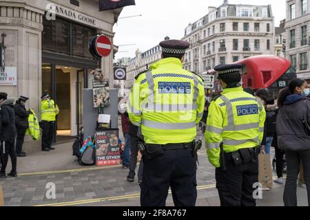 Londres 12 avril 2021: La police répond aux militants de Peta protestant devant un magasin « Canada Goose » contre la cruauté envers les animaux à Regent Street, au Royaume-Uni Banque D'Images