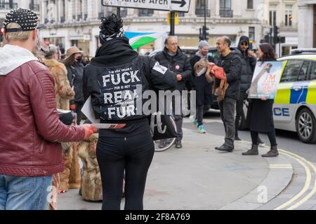 Londres le 12 avril 2021: Des militants de Peta protestent devant un magasin « Canada Goose » contre la cruauté envers les animaux sur Regent Street, au Royaume-Uni Banque D'Images